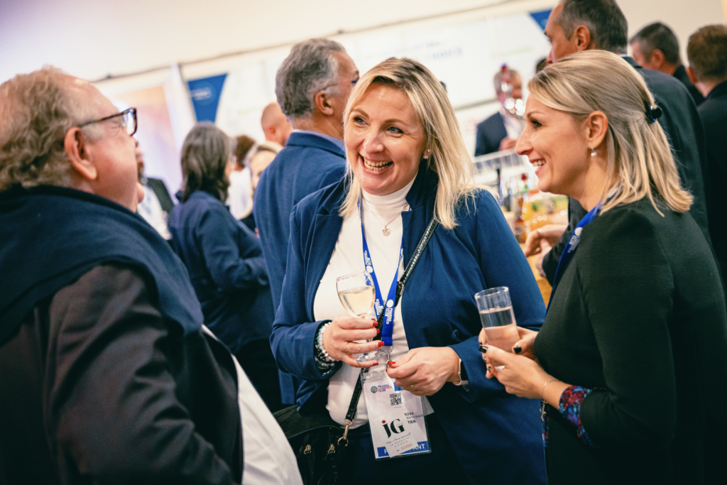 Photographie de plusieurs participants qui discutent lors du TIPS 2023 au moment du cocktail